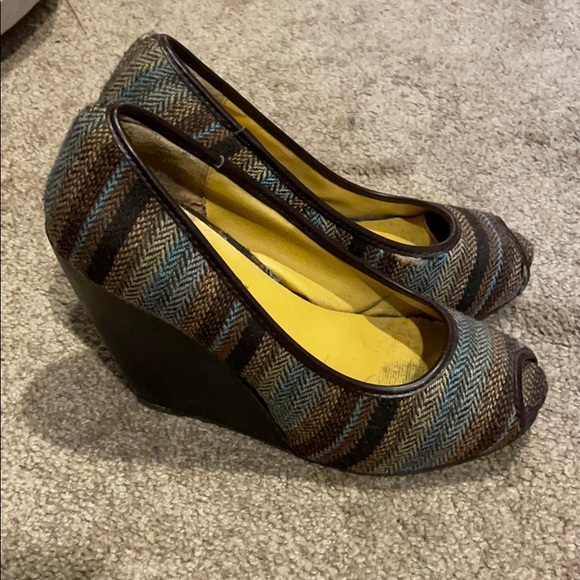 Platform Shoes - Picture 2 of 4